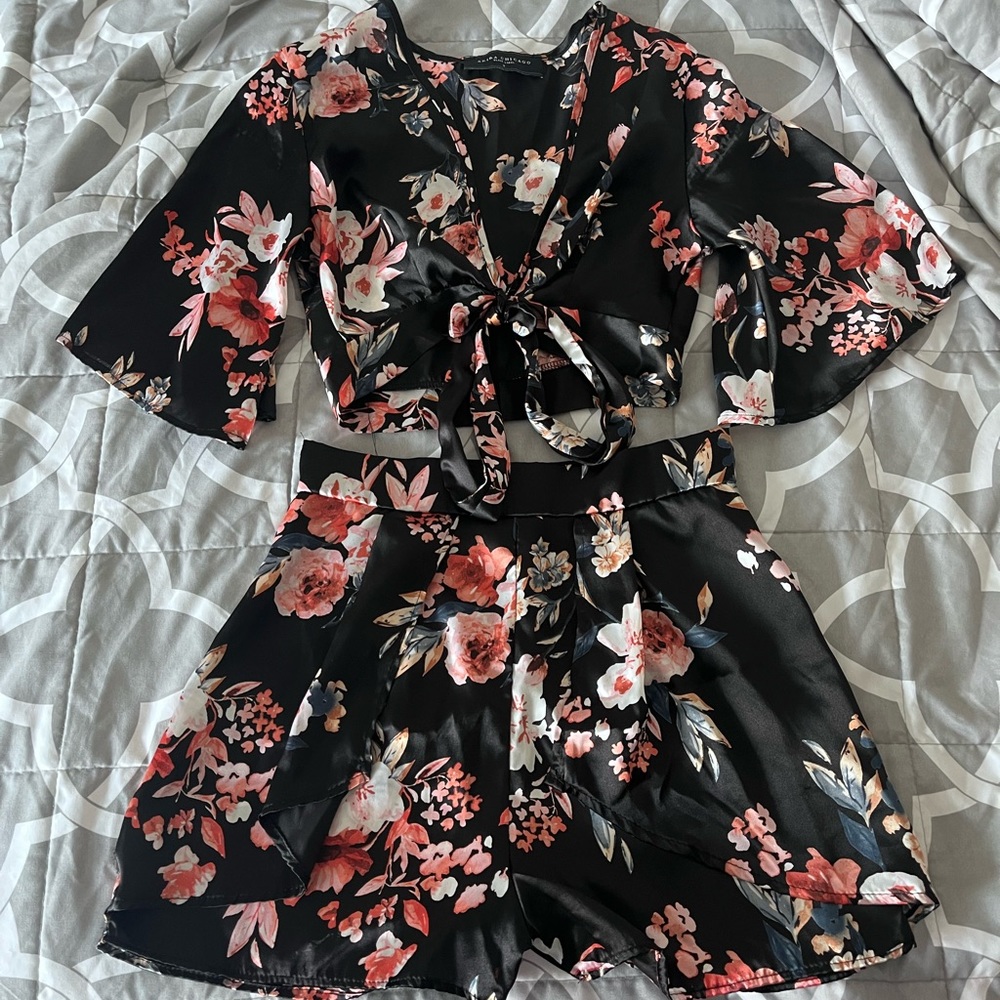 Akira silky floral set